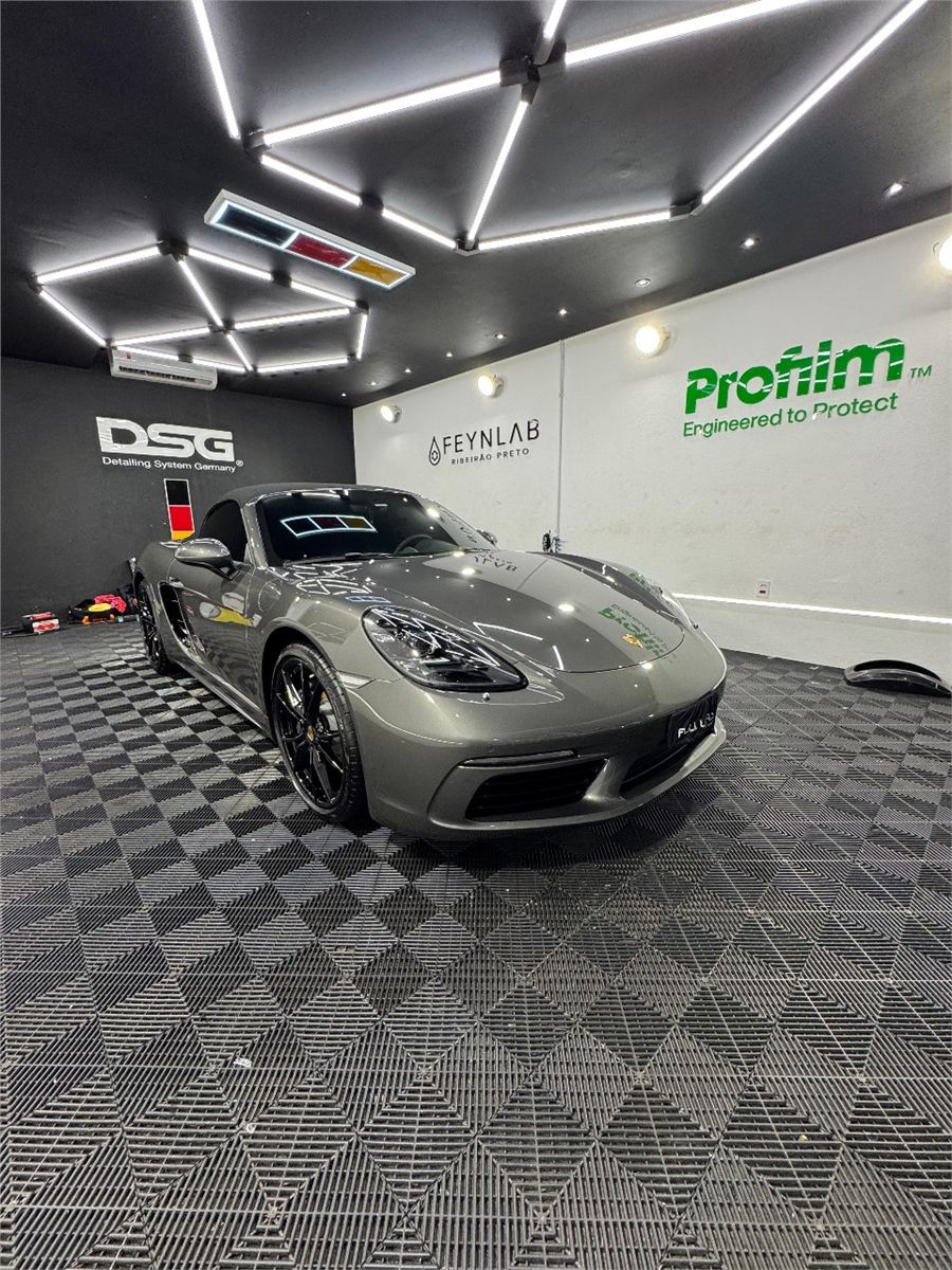 Carro premium com pintura vitrificada brilhando após detalhamento na FULL WAX